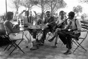 Django Reinhardt et Emile Savitry à Toulon Django Reinhardt et Emile Savitry dans un bar de la Rode à Toulon, Juillet 1931 Louis 