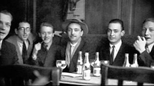 1940 - Django Reinhardt et Hubert Rostaing 1940 - Django Reinhardt et Hubert Rostaing - au café avec des amis devant verres et bouteilles