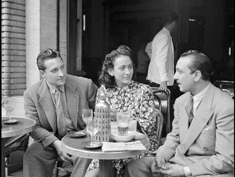 Django Terrasse de café avec couple