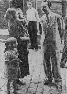Django Reinhard - dans la rue discute avec femme et son enfant null