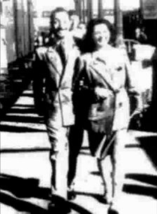 Django Reinhardt et Nellie Kay dans les rues de Béziers - 1943 null