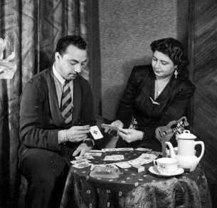 Django et Naguine jouent aux cartes null