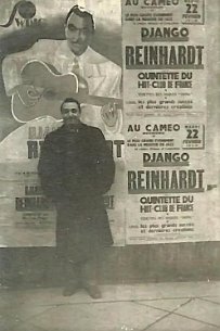 Django devant affiche pour le concert au Cameo 1944 Django devant affiche pour le concert au Cameo 1944