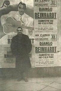 Django devant affiche pour le concert au Cameo 1944 null