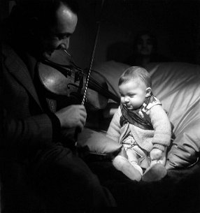 Django Reinhardt au violon et Babik 1944 - Django Reinhardt joue du violon à son fils Babik à l'âge de huit mois, Paris Photo : Émile Savitry
