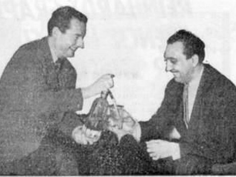 1946-02 Londres Retrouvailles de Django Reinhardt et Stéphane Grappelli à Londres séparés par la guerre.