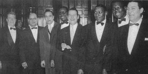 Django Reinhardt - festival de Jazz à Nice de gauche à droite: Louis Vola, Barney Bigard, Django Reinhardt, Earl Hines, Stéphane Grappelli, Sid Catlett, Arvell Shaw, Jack Teagarden - Nice, 1948.