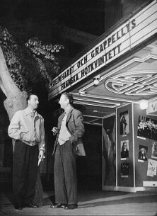 Djano Reinhardt et Stéphane Grappelli devant le China Teatern à Stockholm, Suède null