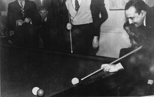 Django Reinhardt joue au billard null