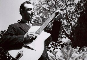 Django avec guitare dans Parc null