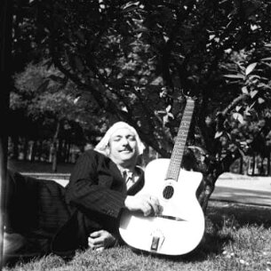 Django avec guitare dans Parc null