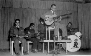 Django Reinhardt joue sur une table null